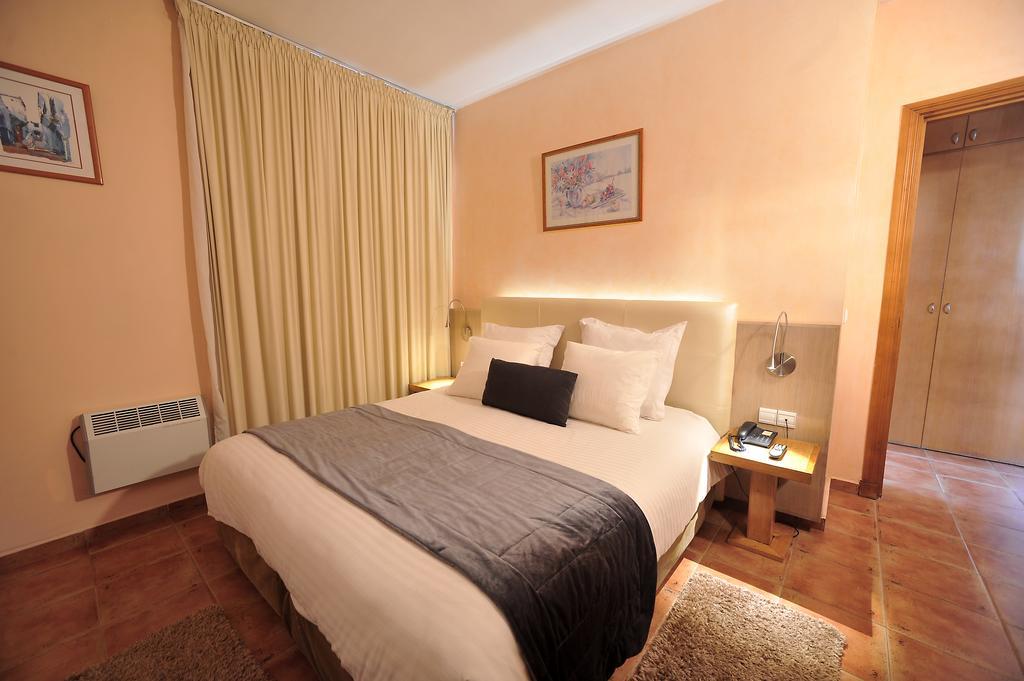Hotel & 4*