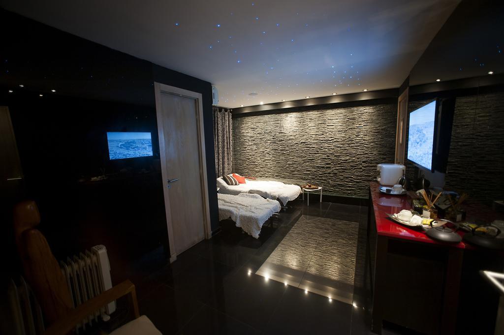Hotel &