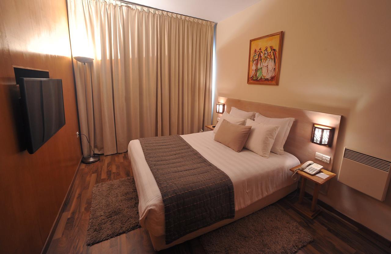 Hotel &