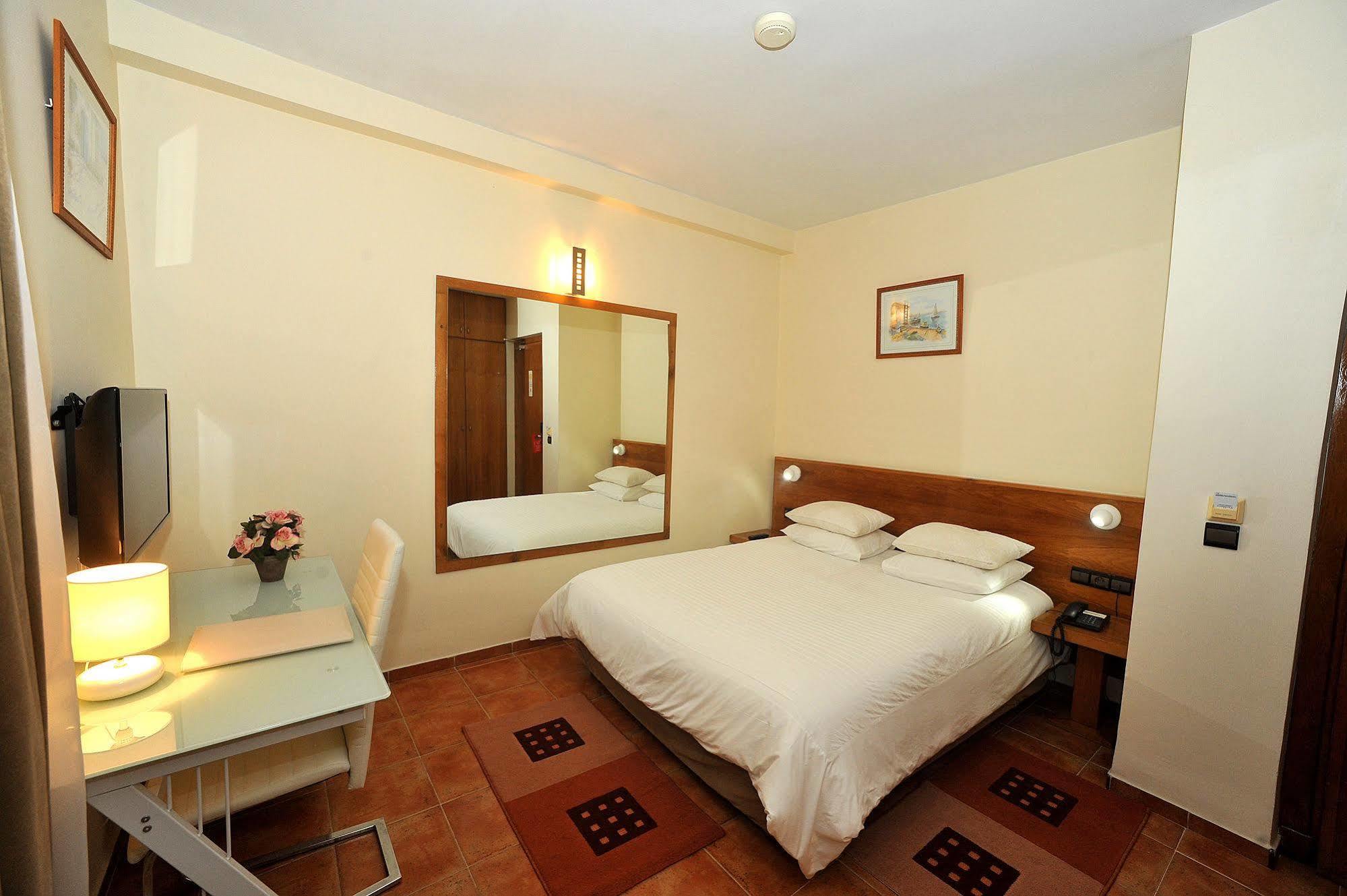 Hotel & 4*
